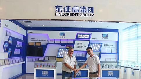 古巴市政工程客户和东佳信销售总监握手